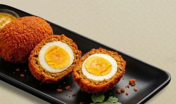 Egg devil, halved, with onion and chilli
